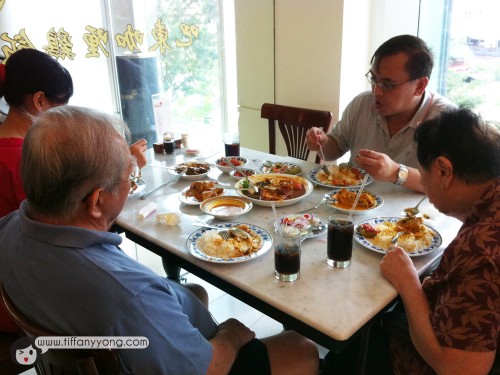 Family having lunch~